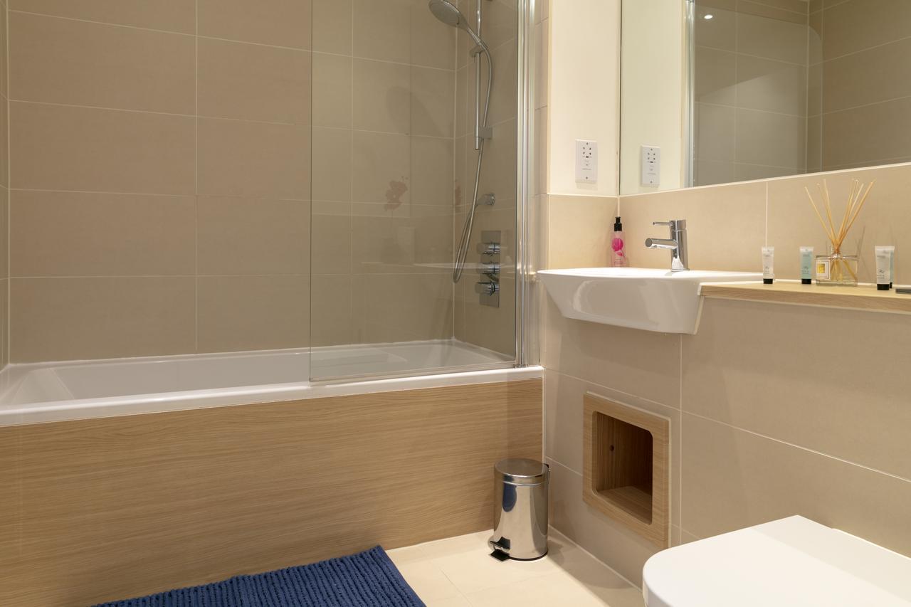 Modern & Exquisite Trumpington Townhouse With Parking & 5 Mins To Papworth Hospital Cambridge  Exterior photo